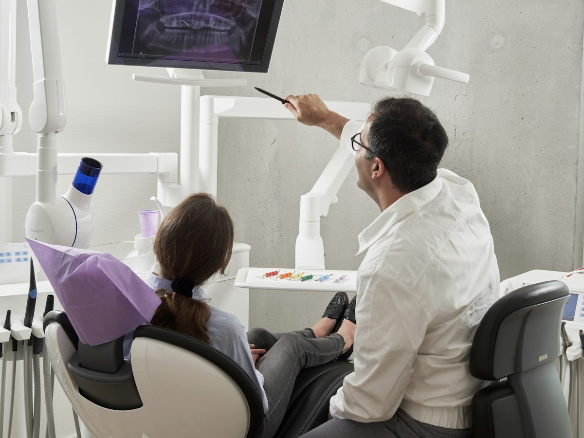 Consulta odontológica explicando una radiografía